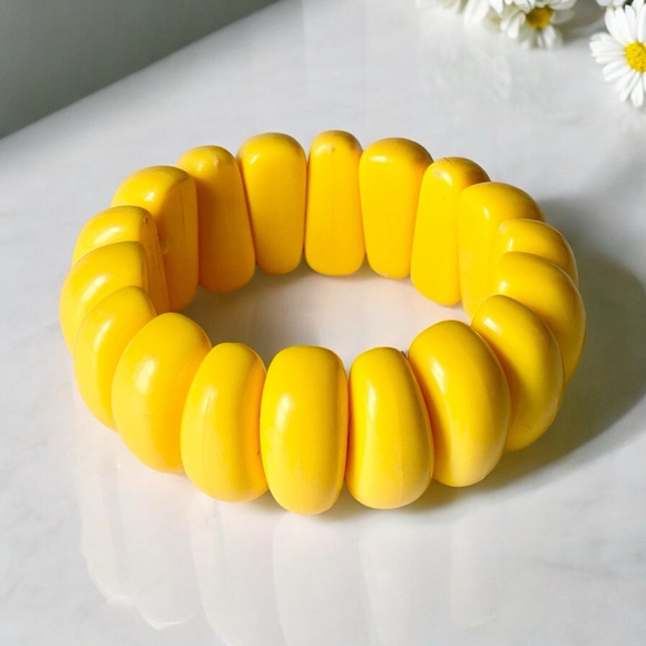 Vintage Retro Mod Yellow Lucite Plastic Panel Bracelet Bangle, Stretchy - Picture 3 of 4